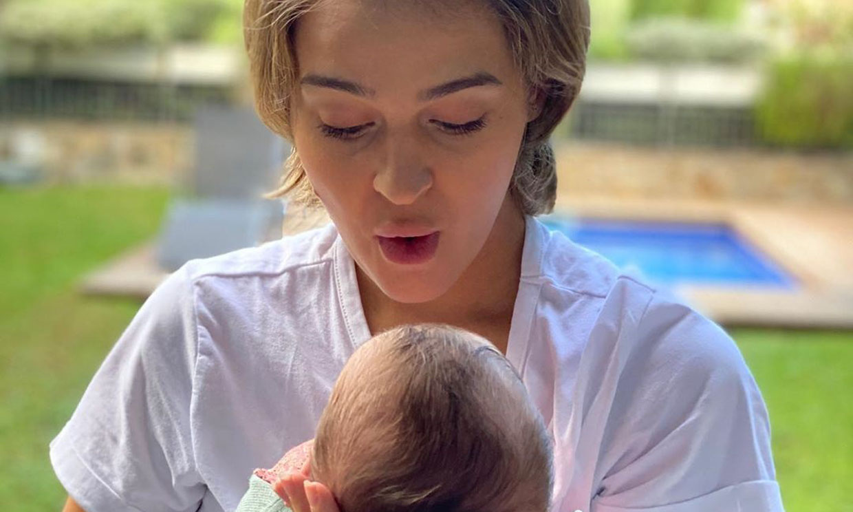 ¡La niña de sus ojos! Laura Escanes celebra orgullosa el primer 'cumplemes' de su hija Roma