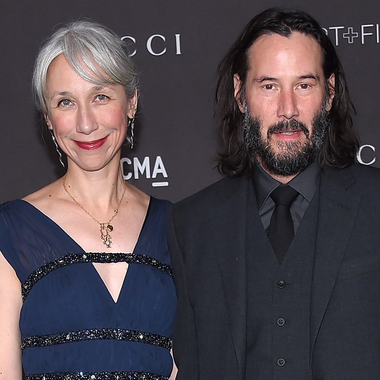 Keanu Reeves asiste con novia a un estreno por primera vez en décadas