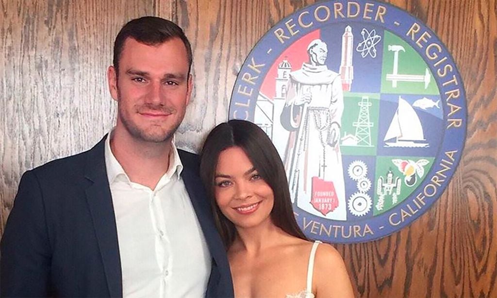 El heredero de Playboy Cooper Hefner se casa con Scarlett Byrne, la actriz de 'Harry Potter'