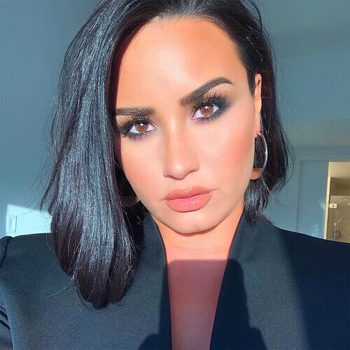 Demi Lovato reaparece en público y asegura que no cambiaría 'la dirección' de su vida 'por nada'