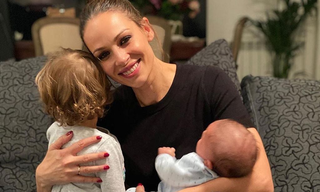 Con un niño en cada brazo: así ha soplado las velas de cumpleaños Eva González