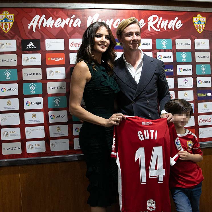 Guti 'aterriza' como una estrella en Almería junto a Romina Belluscio y su hijo Enzo