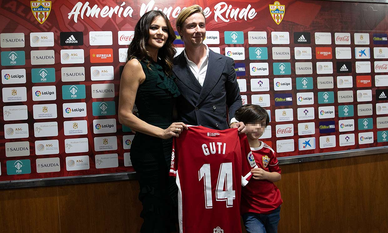 Guti 'aterriza' como una estrella en Almería junto a Romina Belluscio y su hijo Enzo