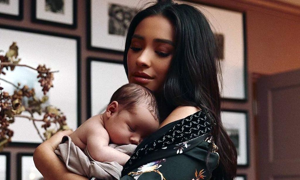 Shay Mitchell presenta a su hija y revela el nombre en un emotivo mensaje