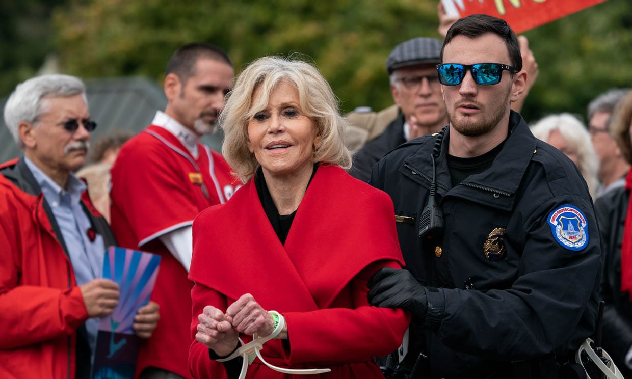 Jane Fonda anuncia que el emblemático abrigo rojo de sus arrestos será la última prenda que comprará