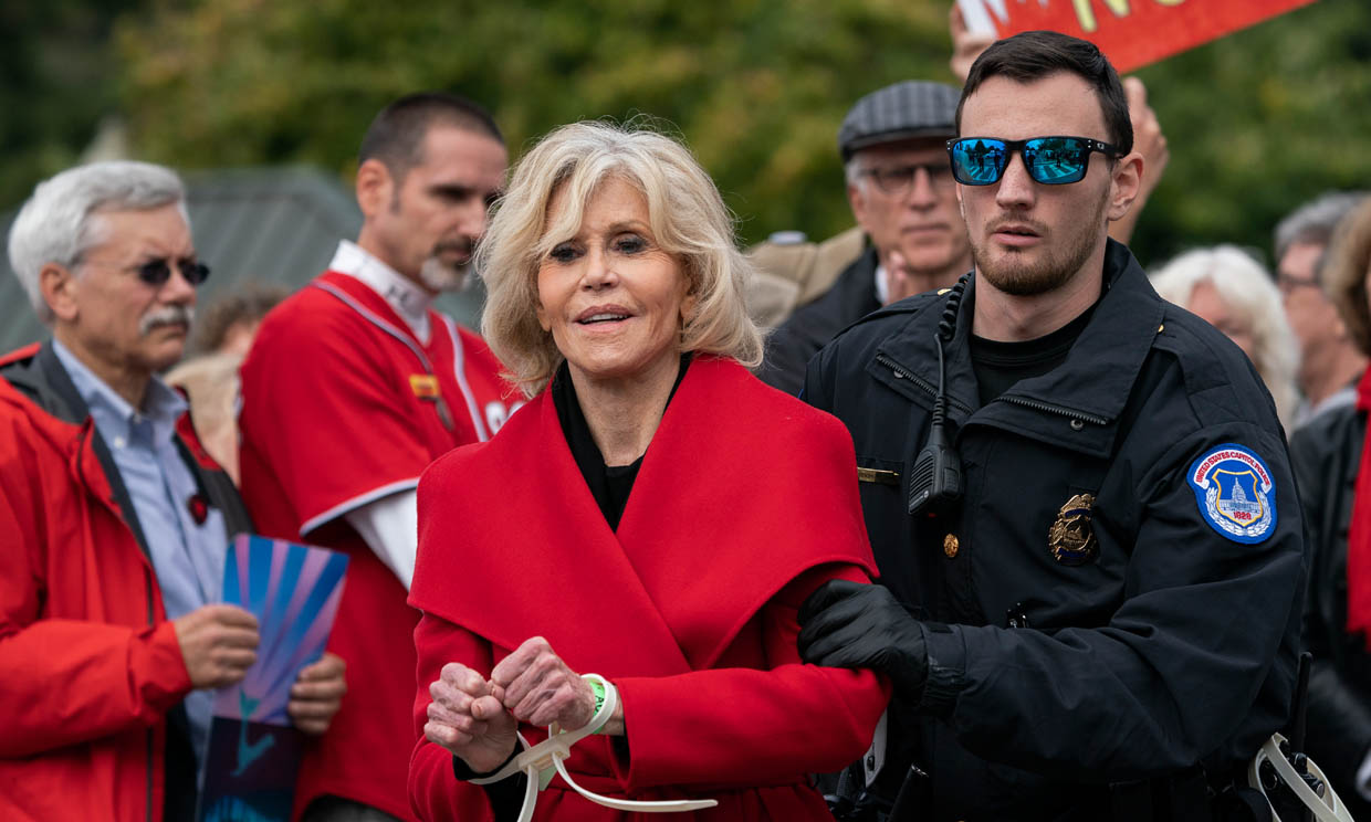 Jane Fonda anuncia que su famoso abrigo rojo 'de los arrestos' será la última prenda que comprará