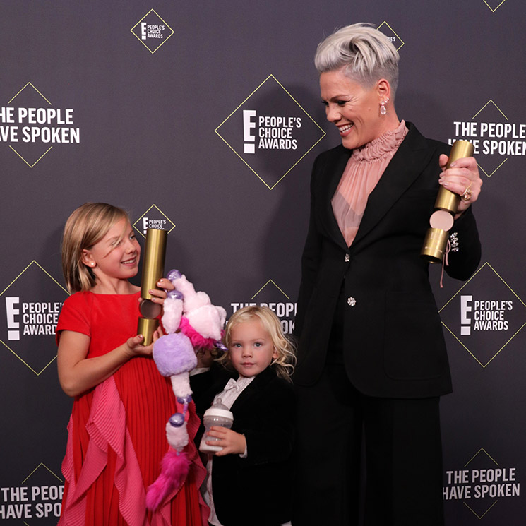 Una emocionada Jennifer Aniston, Kevin Hart tras su accidente, Pink con sus hijos... los momentazos de los People Choice Awards
