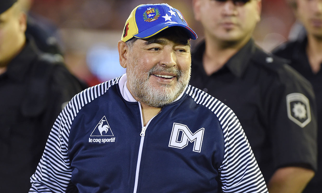 Maradona manda un mensaje a sus hijas: 'Más vivo que nunca'