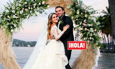 ¡Dos vestidos, fuegos artificiales y un entorno mágico! La romántica boda de Dulce María, actriz de 'Rebelde', en exclusiva en ¡HOLA! México