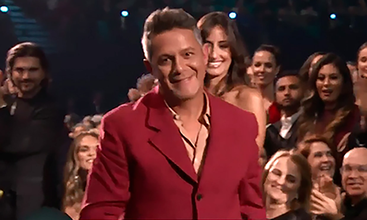 Alejandro Sanz presenta oficialmente a su novia, Rachel Valdés, en los Grammy Latinos