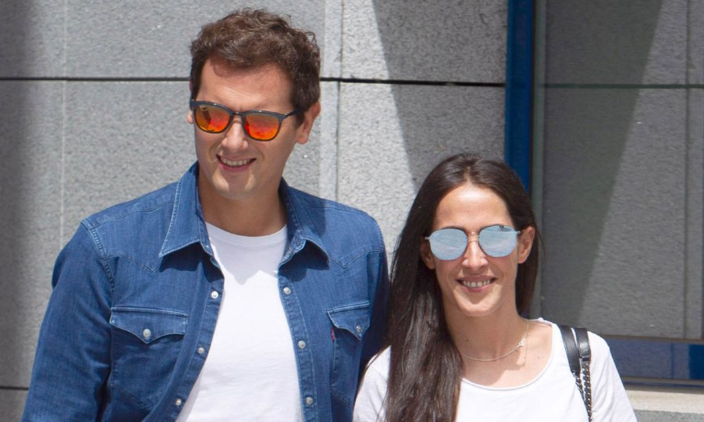 En casa de Malú y con tarta San Marcos: Así ha celebrado Albert Rivera su 40 cumpleaños