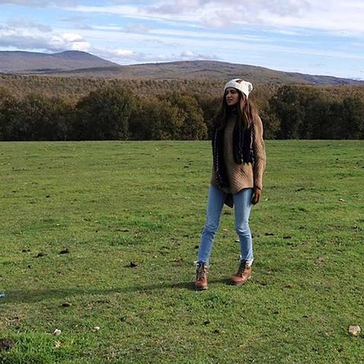 Sara Carbonero hace una 'pausa' para disfrutar del momento en el campo y rodeada de niños