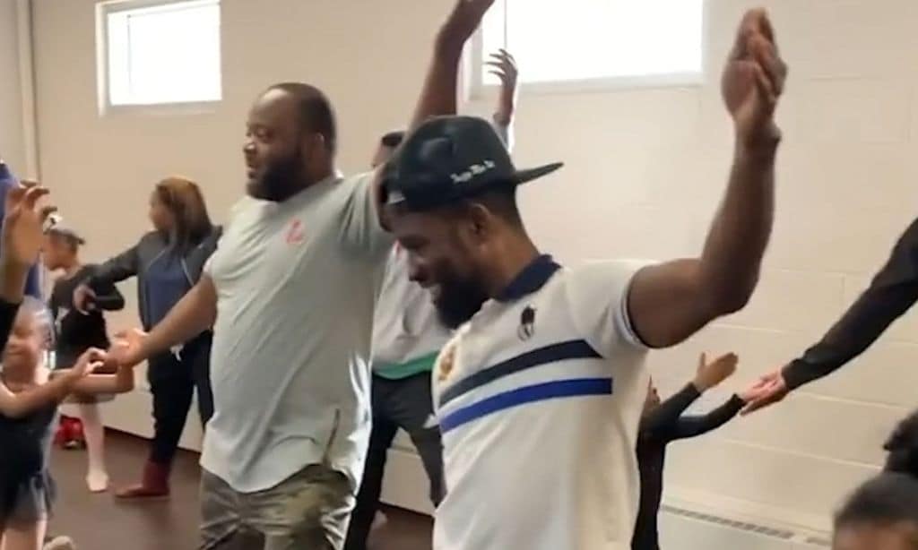 El divertido vídeo de unos papás acompañando a sus hijas a una clase de ballet