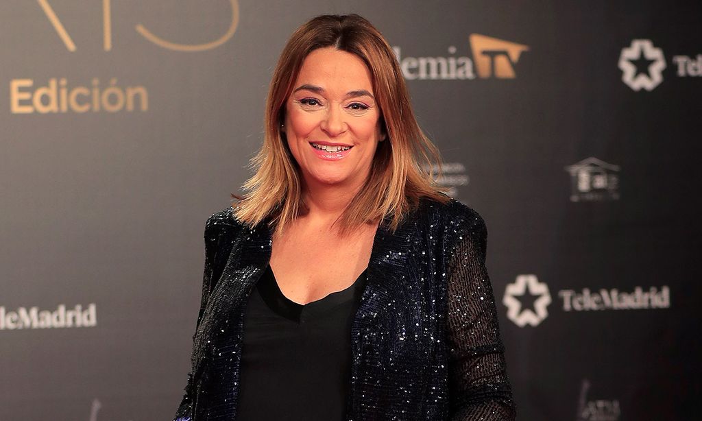 Toñi Moreno, al pie del cañón en su séptimo mes de embarazo, recibe emocionada el premio Iris - Hola