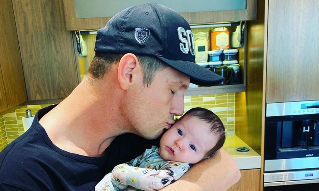 Nick Carter comparte un tierno baile con su bebé en plena crisis familiar