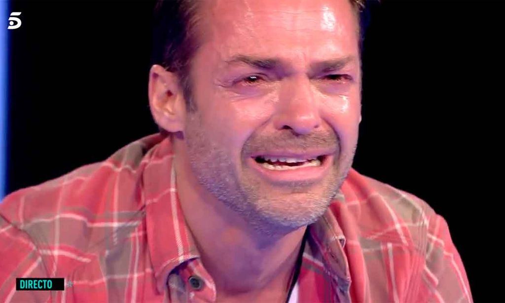 La inédita imagen de Hugo Castejón desconsolado en el reencuentro con su padre