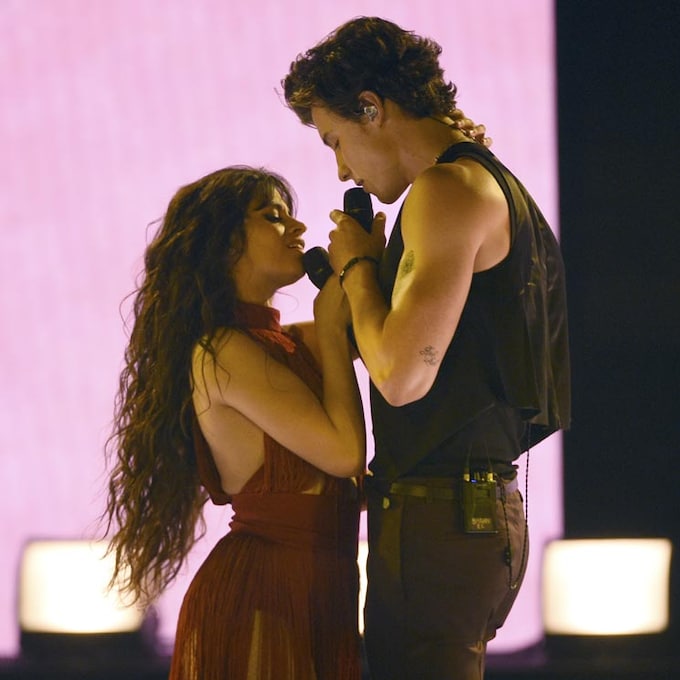 Fotogalería: El derroche de romanticismo de Camila Cabello y Shawn Mendes en el escenario