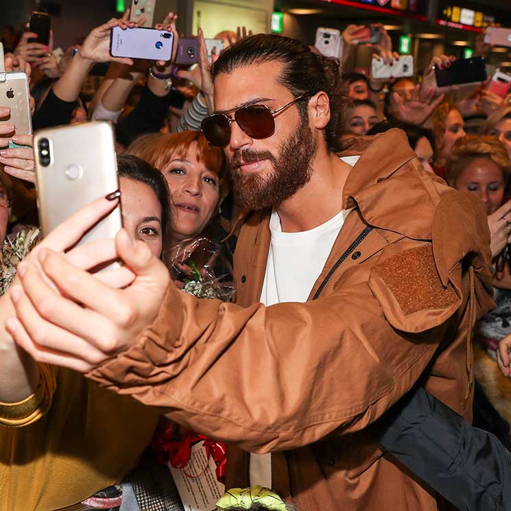 Can Yaman colapsa (literalmente) el aeropuerto de Madrid en su visita a España