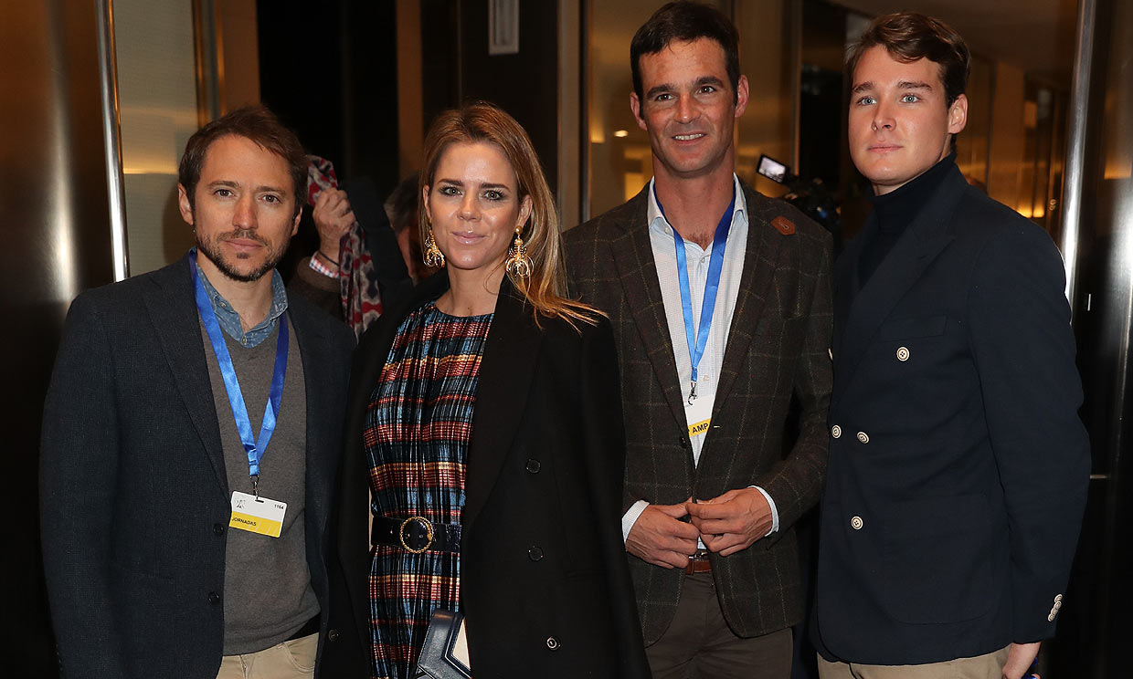 ¡La familia al completo! José Bono, arropado por su exmujer e hijos en la presentación de su libro