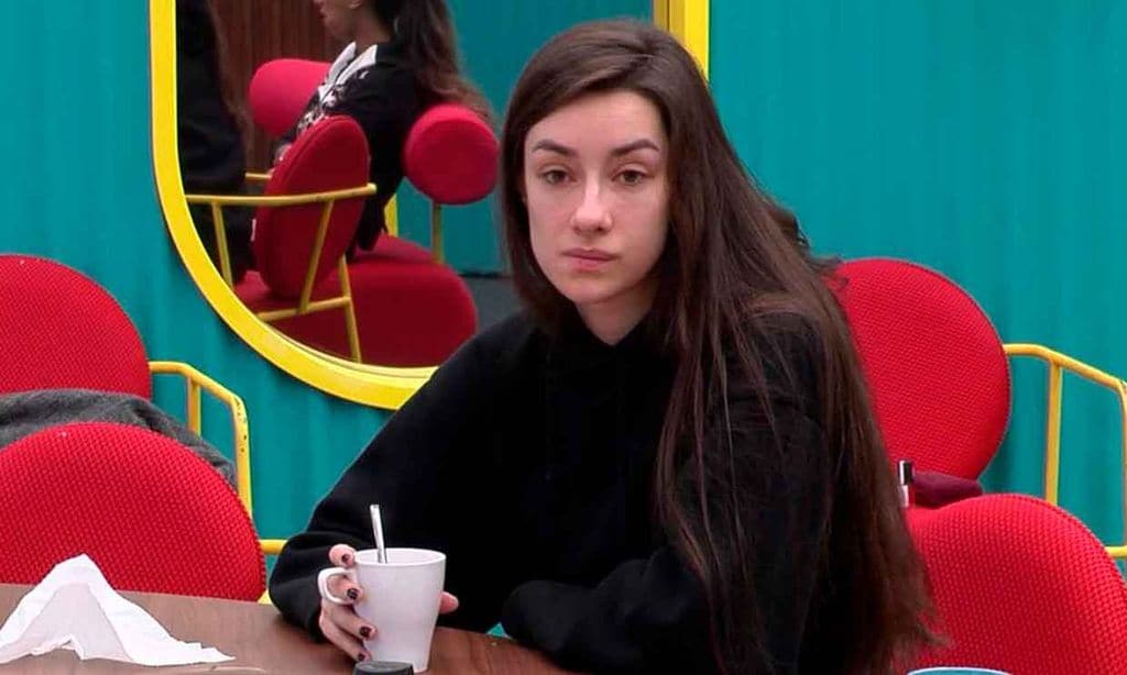 Adara comienza a desconfiar del apoyo de su marido, Hugo Sierra
