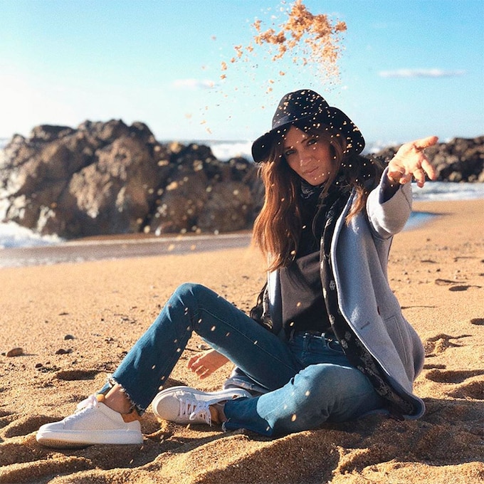 Sara Carbonero recarga pilas en la playa en pleno mes de diciembre
