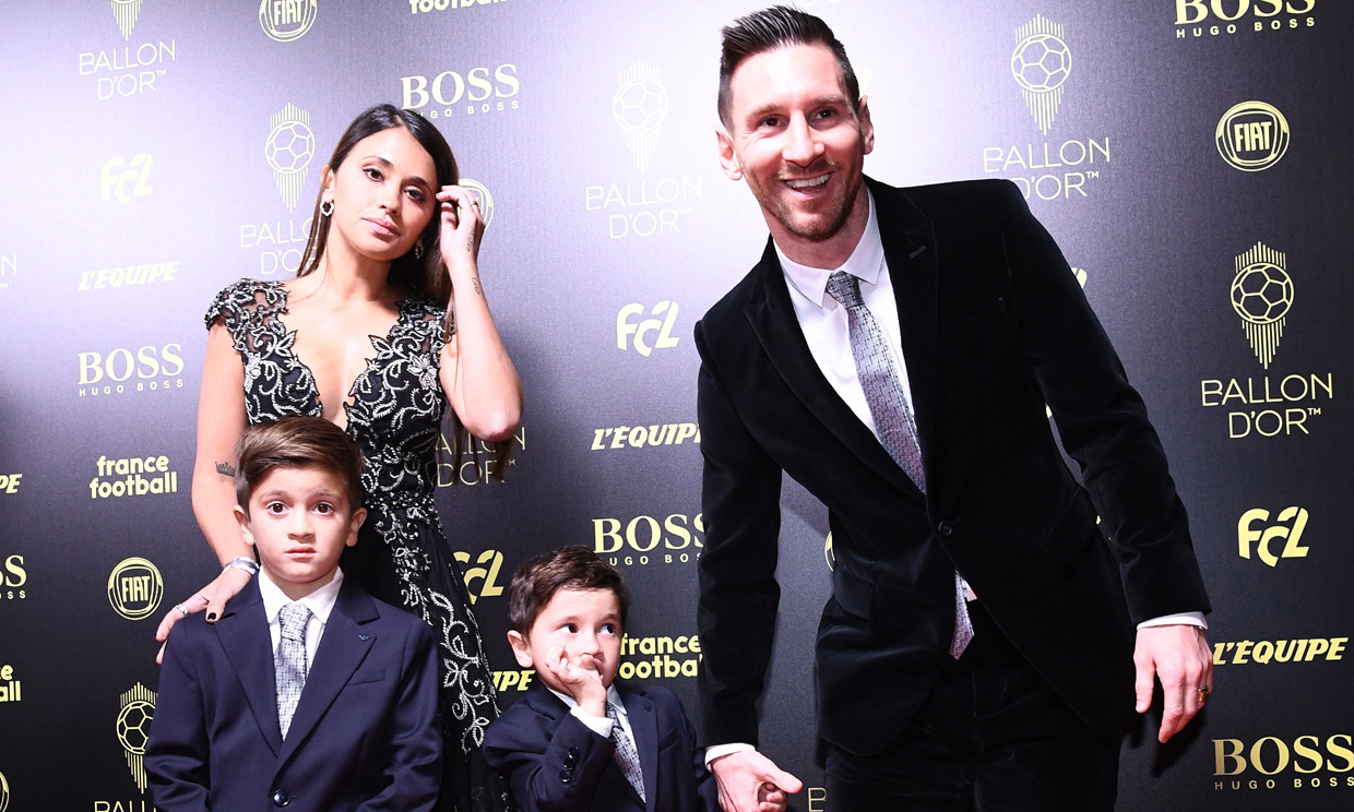 ¡A juego con papá! Leo Messi recibe el Balón de Oro ante el orgullo de su familia