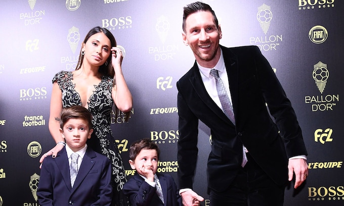 Leo Messi recibe el Balón de Oro ante el orgullo de su familia