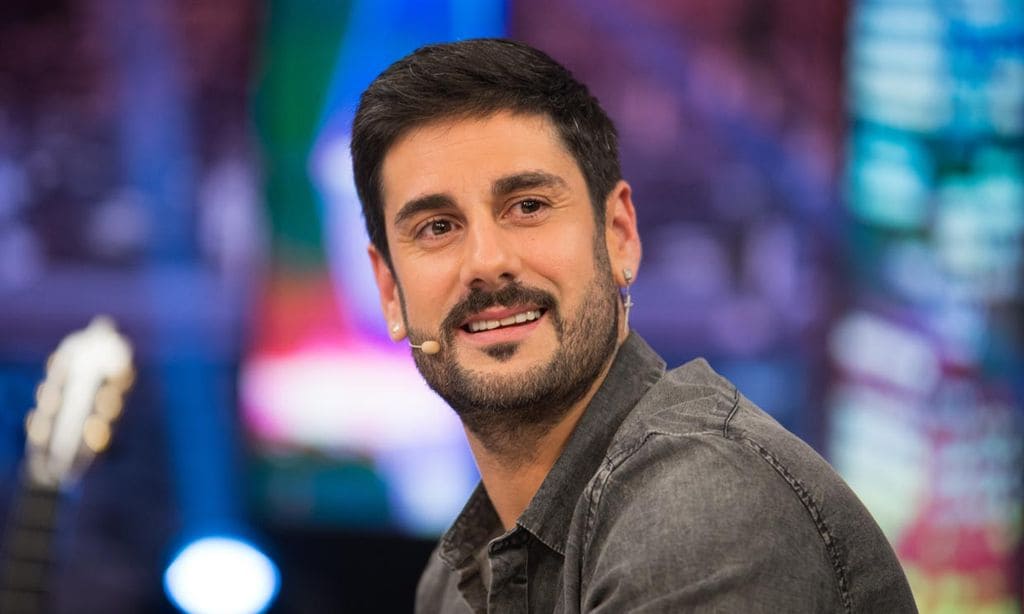 Contar matrículas, controlar el volumen de la televisión... las curiosas manías de Melendi