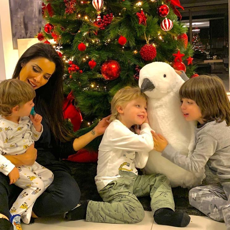 Pilar Rubio y Sergio Ramos ponen el árbol de Navidad con el 'toque mágico' de sus hijos