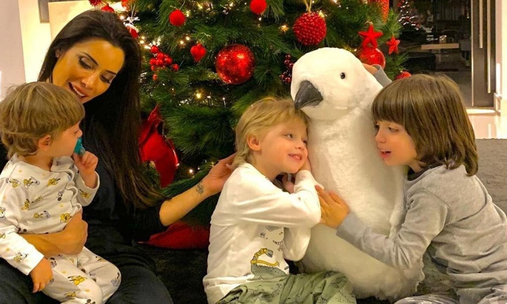 Pilar Rubio y Sergio Ramos ponen el árbol de Navidad con el 'toque mágico' de sus hijos