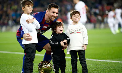 Pequeños ases del balón: los hijos de Messi, Fábregas, Iniesta... sus mejores admiradores