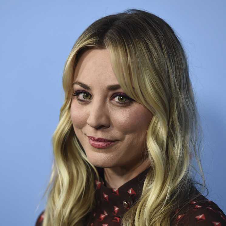 Kaley Cuoco deja atrás 'The Big Bang Theory' con su primera imagen en 'The Flight Attendant'