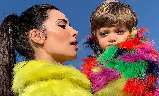 ¡A todo color! Pilar Rubio demuestra que su hijo álex es todo un icono fashion