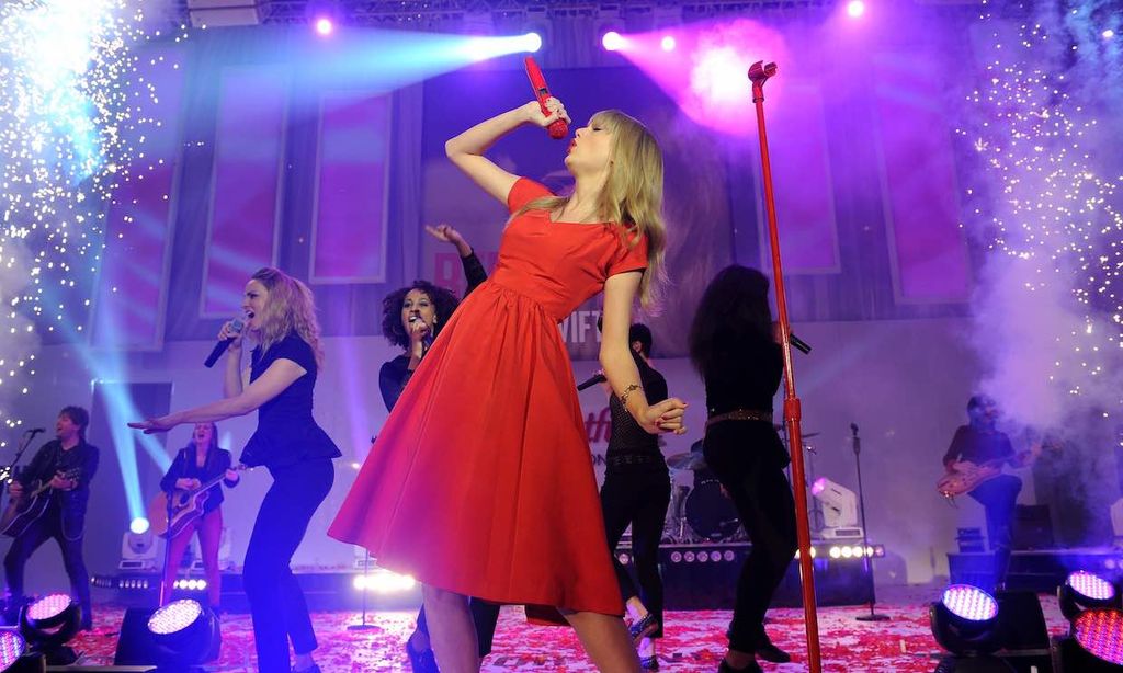 ¡La ternura hecha villancico! Taylor Swift canta a la Navidad con imágenes de su propia infancia