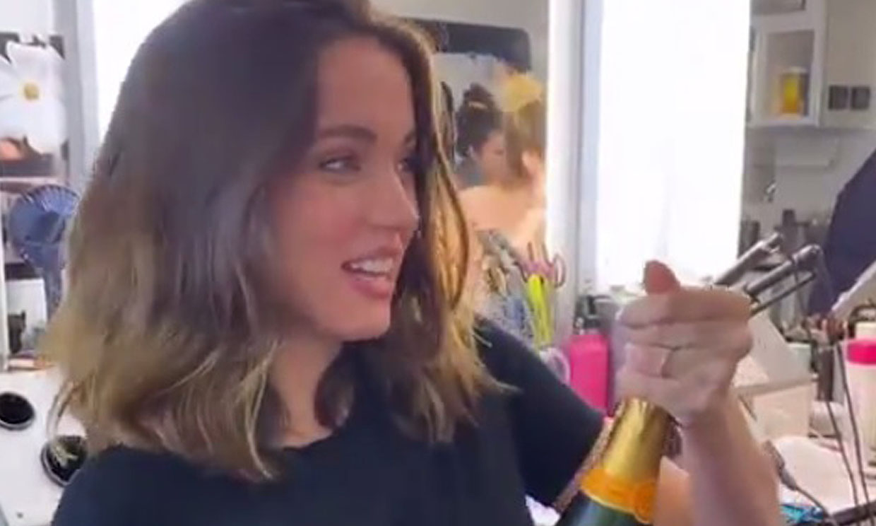 Champán y Cheetos, la celebración de Ana de Armas por su nominación a los Globos de Oro