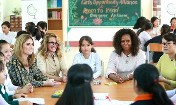 Michelle Obama y Julia Roberts en una escuela femenina vietnamita