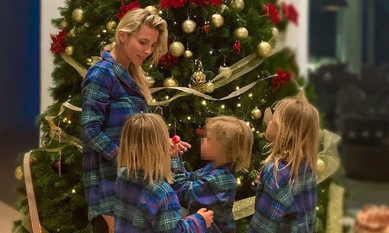 ¡Con pijamas a juego! La familia de Elsa Pataky y Chris Hemsworth pone el árbol de Navidad 