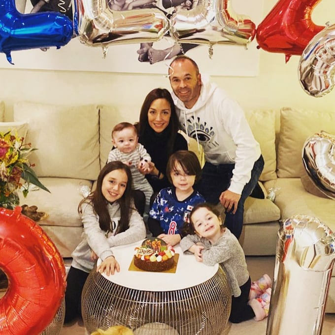 ¡Felicidades mamá! Andrés Iniesta y sus hijos sorprenden a Anna Ortiz con una gran fiesta
