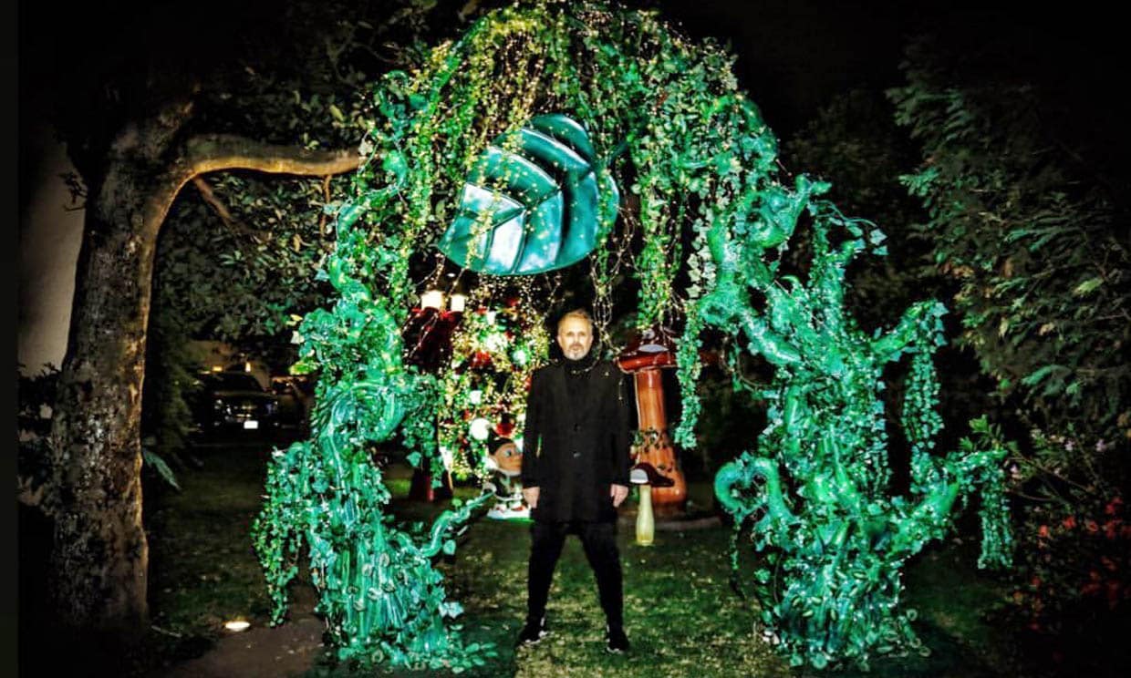 El increíble jardín de Navidad que Miguel Bosé ha instalado en su casa de México