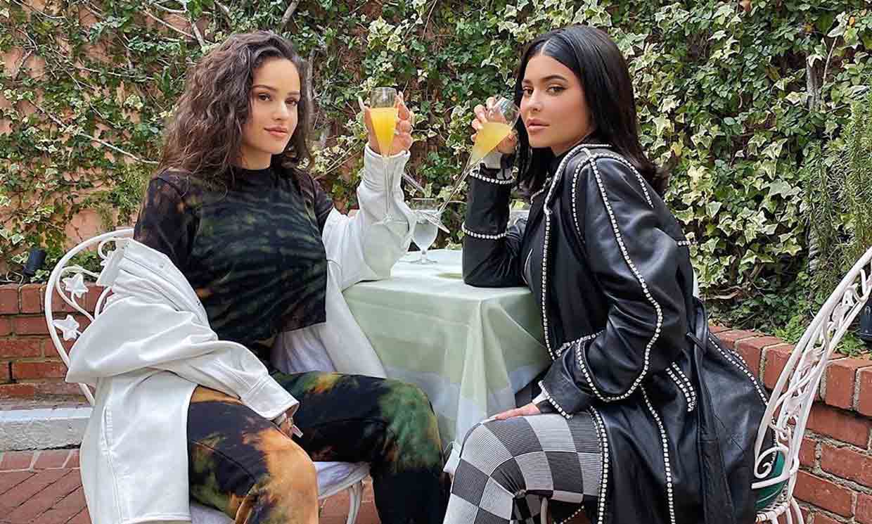 Rosalía y Kylie Jenner, el relajado brindis de dos estrellas 'mimosas' en Los Ángeles