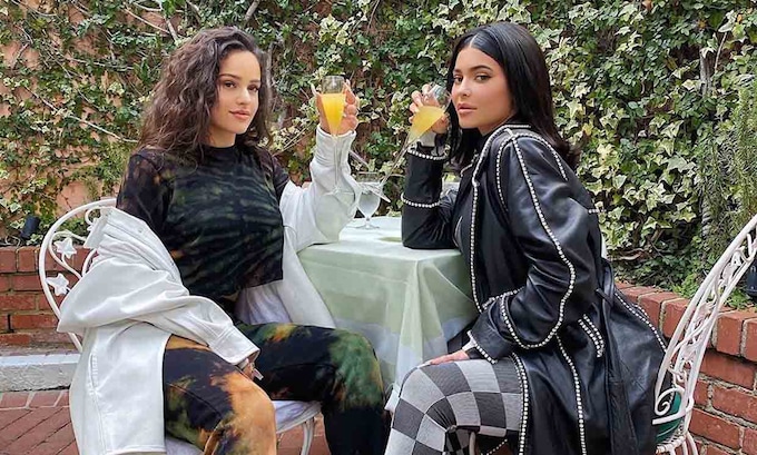 Rosalia y Kylie Jenner brindan juntas