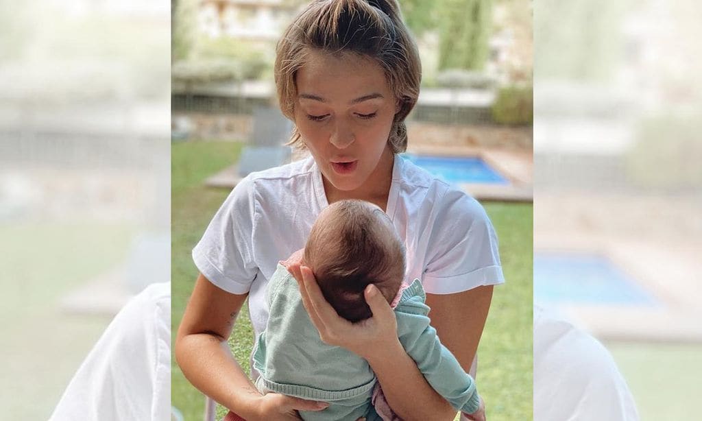 Acunar a su hija Roma, el mejor plan de Laura Escanes