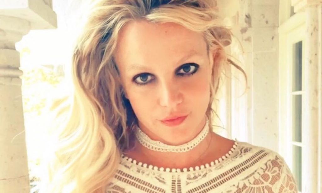 Britney Spears muestra su árbol de Navidad con un mensaje contra sus 'haters'
