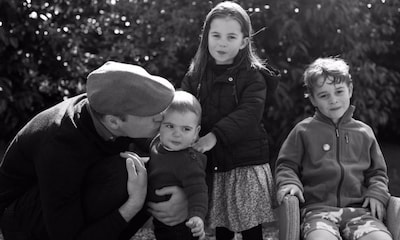 La duquesa de Cambridge comparte la fotografía más tierna del príncipe Guillermo con sus hijos