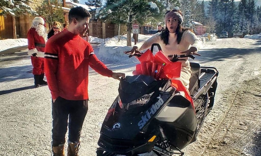 La moto de nieve de Nick Jonas a Priyanka Chopra y otros regalos muy originales de las 'celebrities'