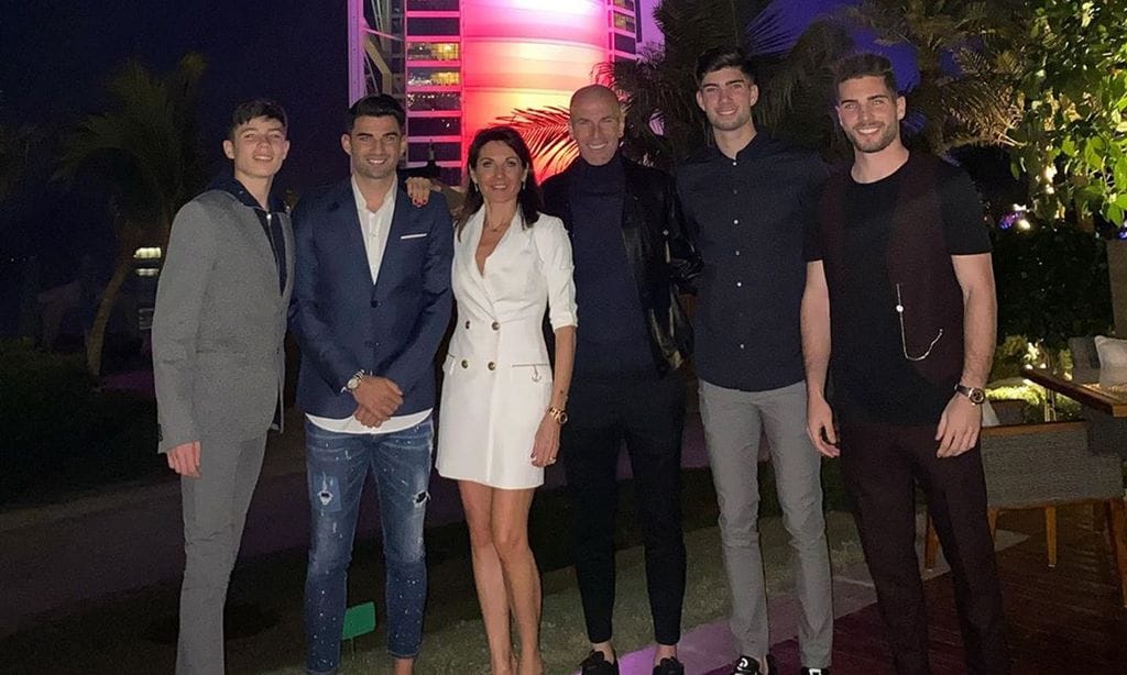 Carrera de motos, posados divertidos y románticos: la familia Zidane al completo está de vacaciones