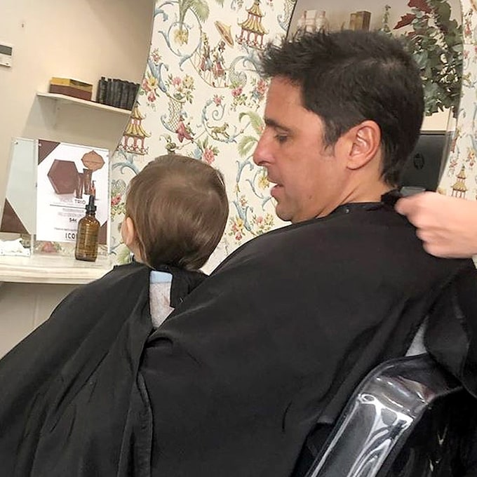 Tarde de chicos: Francisco Rivera y su hijo se 'miman' en la peluquería