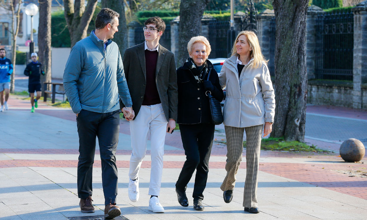 Iñaki Urdangarin, junto a su hijo Pablo Nicolás. su madre y la infanta Cristina