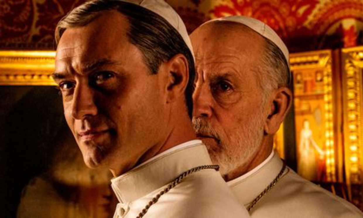 Jude Law, que nos enamoró en Navidad con 'The Holiday', vuelve convertido en santo en 'The new Pope'