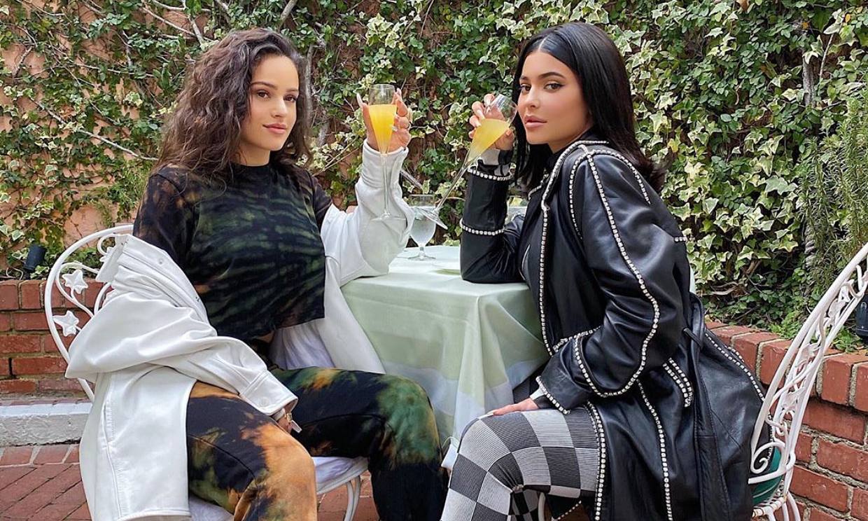 De amigas a ¿'gemelas'?, la prenda que ha convertido en clones a Rosalía y Kylie Jenner